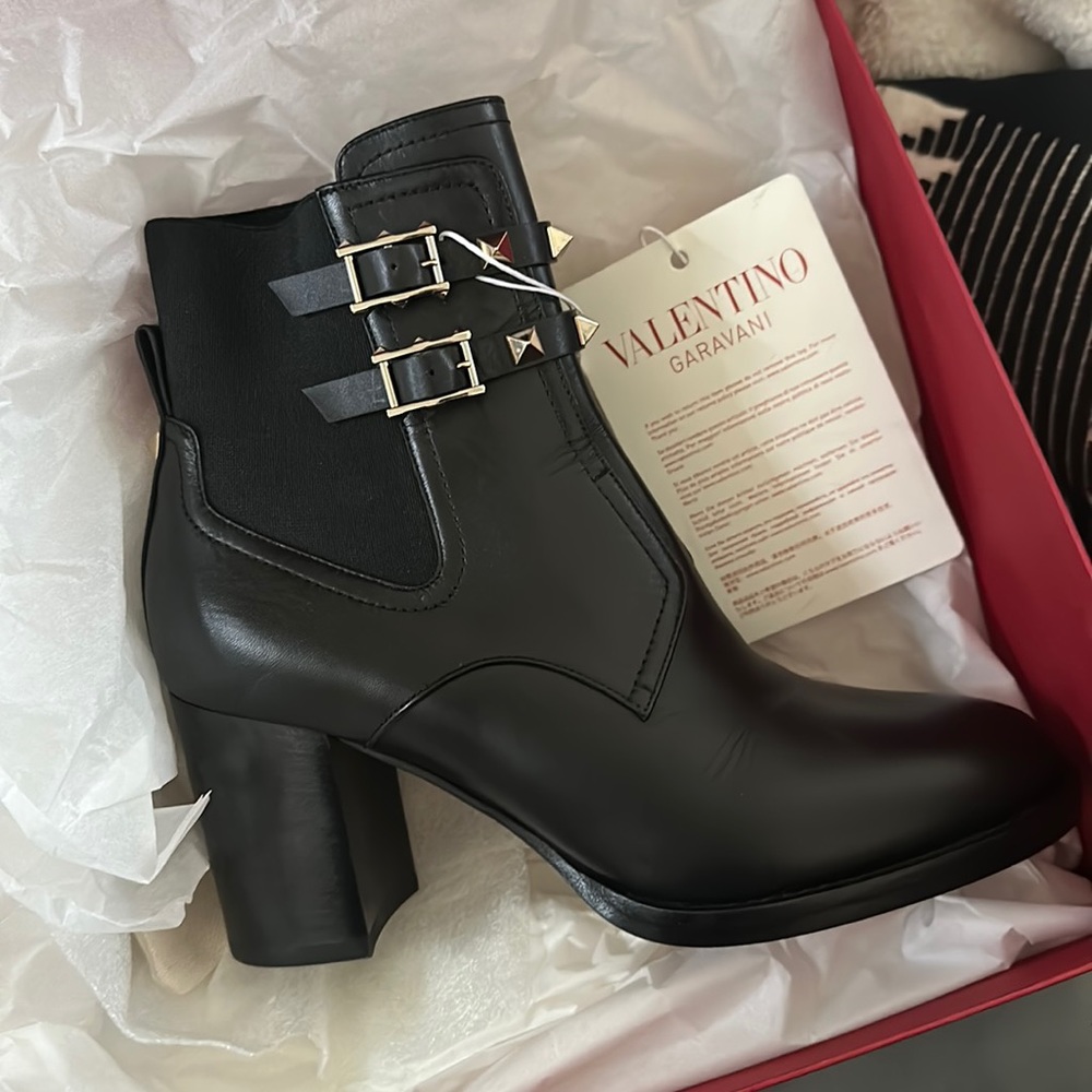 Valentino Garavani
Rockstud ankle boots
